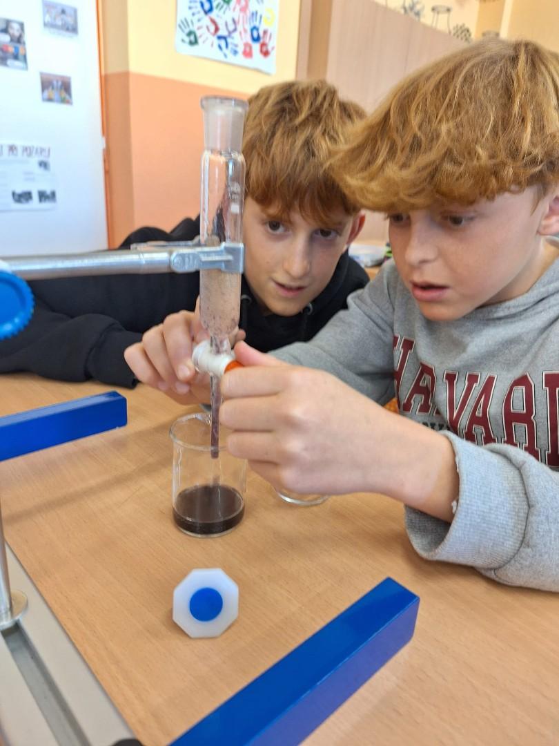 Práce s dělící nálevkou v chemii