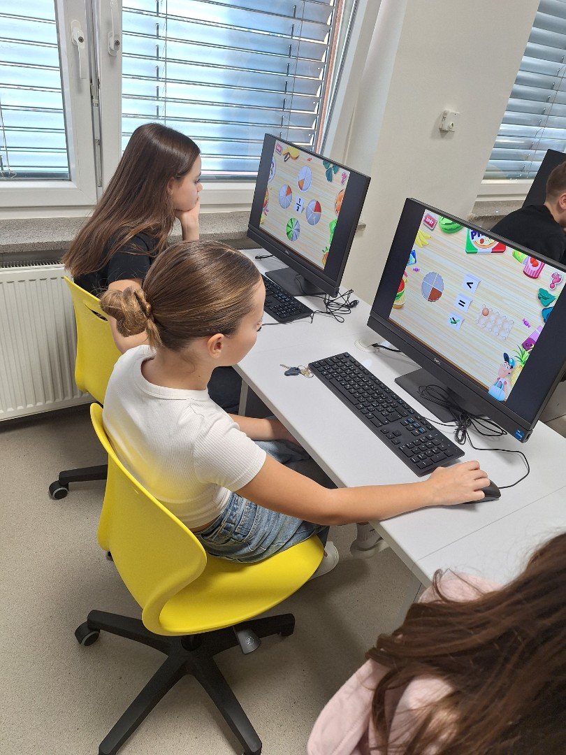 Procvičuje zlomky v nové počítačové učebně