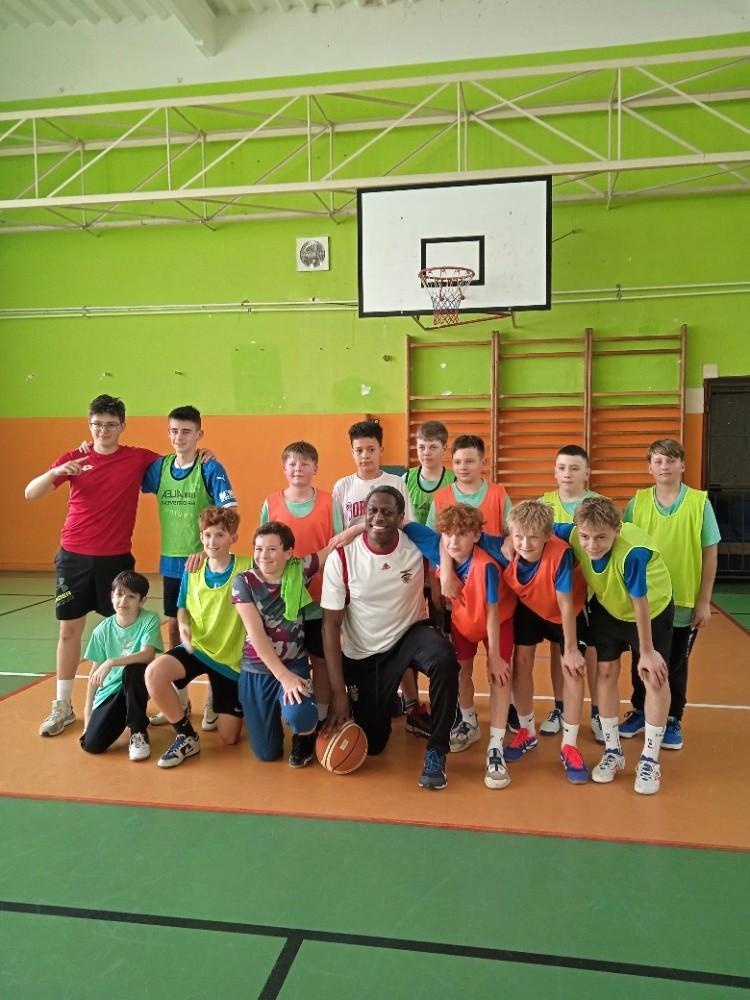 Basket s portugalským trenérem