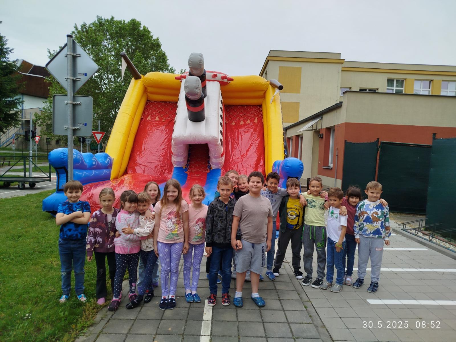 Den dětí a skákací hrad