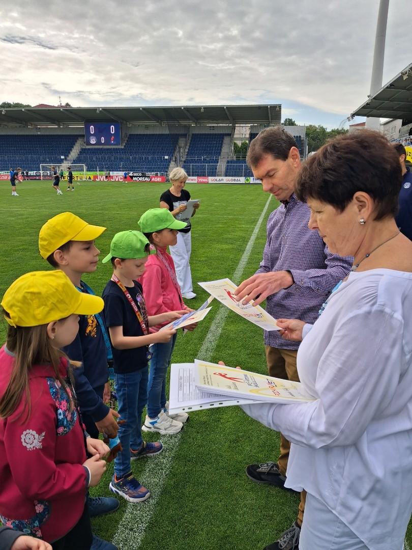 Fotbalové utkání a ocenění osobností tříd