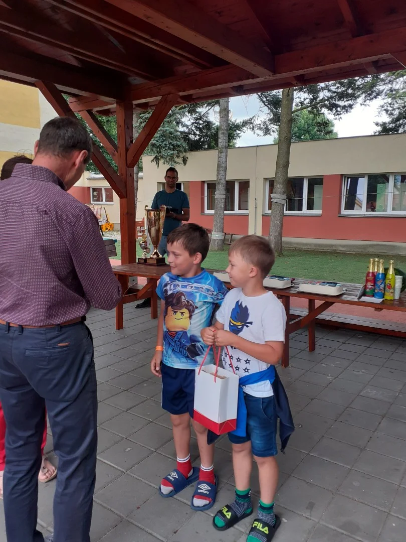 V soutěži ve sběru druhotných surovin obsadila naše třída 6. místo. Nejlepší sběrač třídy 2.B je Eliášek Tománek.