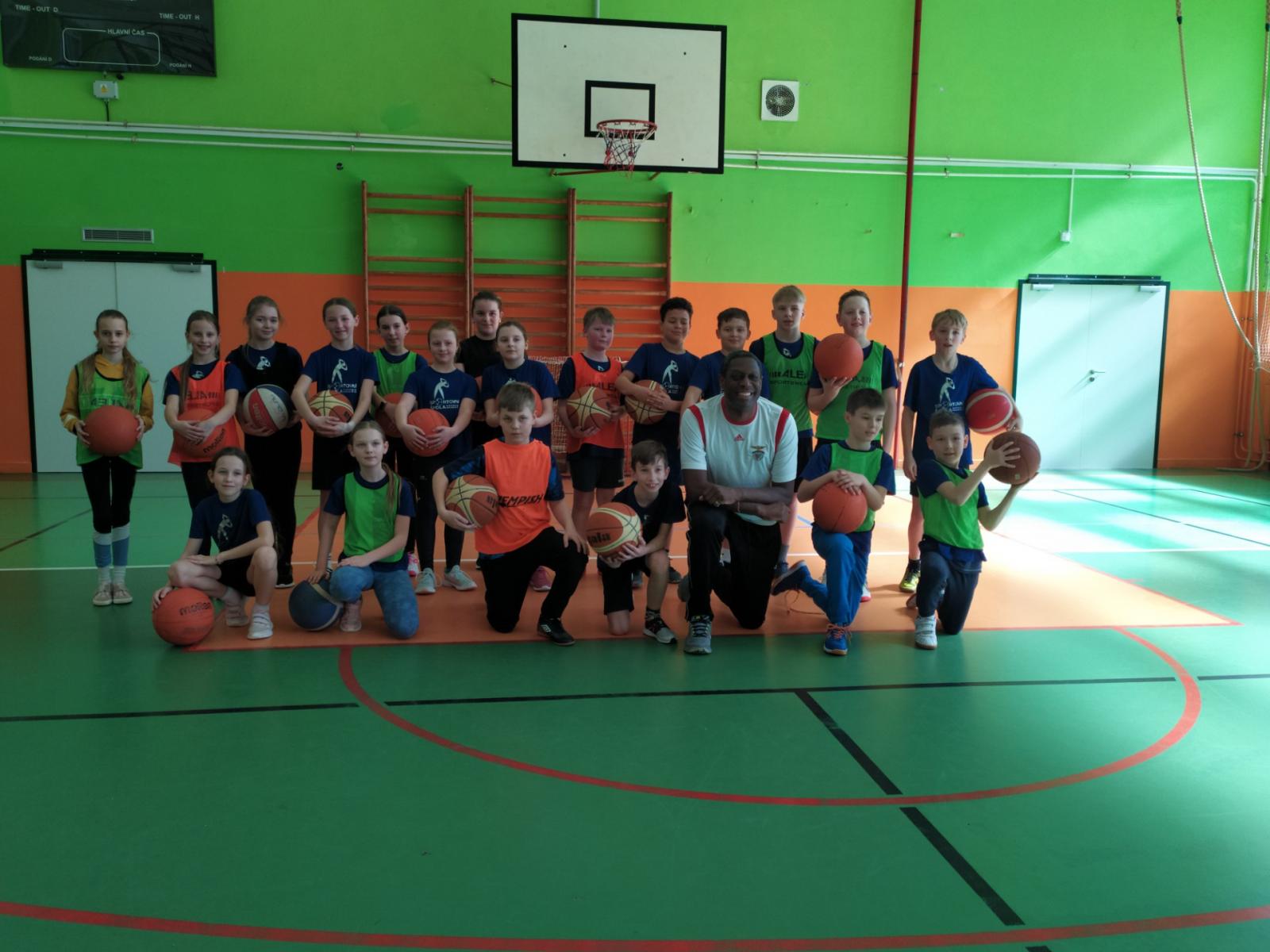 Basketbal s portugalským trenérem Fredem z týmu Benfica Lisabon.