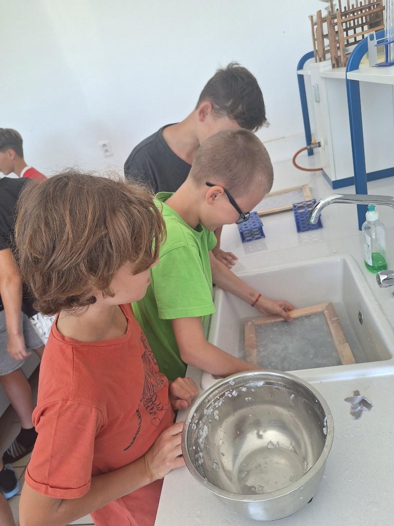 Recyklace papíru aneb vyrábíme si svůj papír